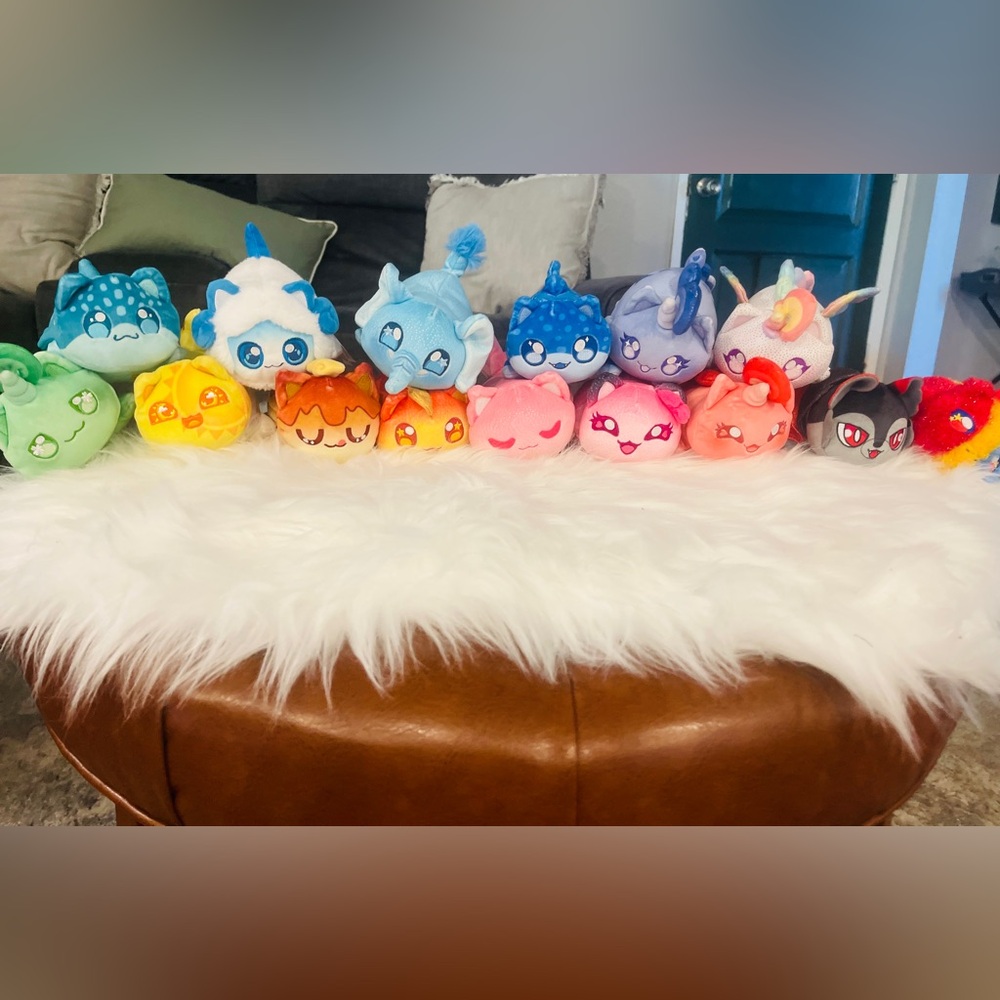bundle of Meemeow plushies